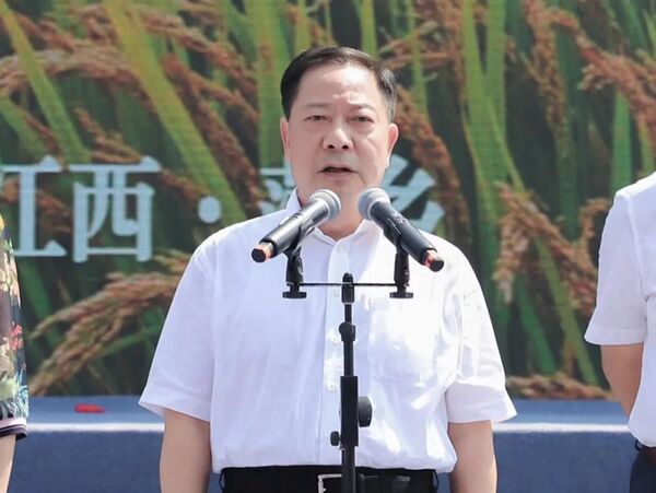 江西省政府黨組副書記、副省長殷美根宣布開幕